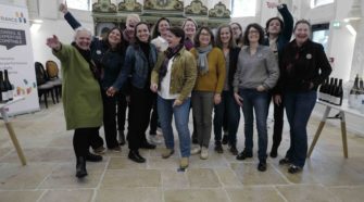 Les quatorze vigneronnes présentes dans la chappelle de l'hôtel des Sept Fontaines